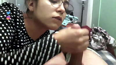 Magħmul bl-idejn bl-irfinar fl-idejn - ħafna ħalib