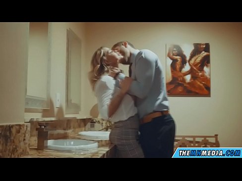 ❤️ Meta blonda busty seduces f'kamra tal-banju pubbliku ❌ Porn anali lilna ❌